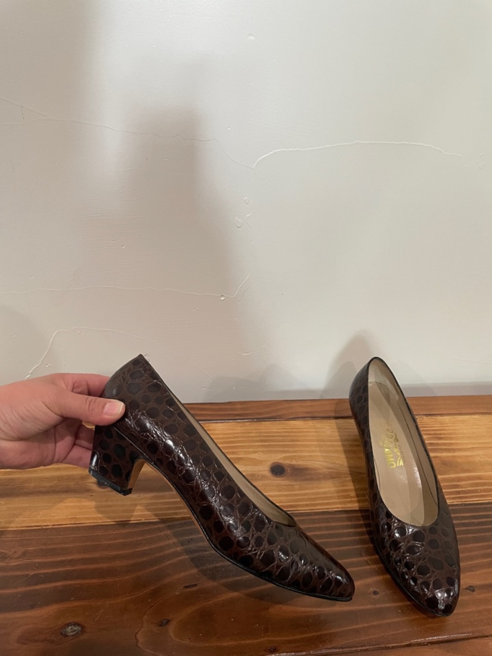 Vintage Salvatore Ferragamo Brown Crocodile Embossed Leather Low Heel Pump Sz 10